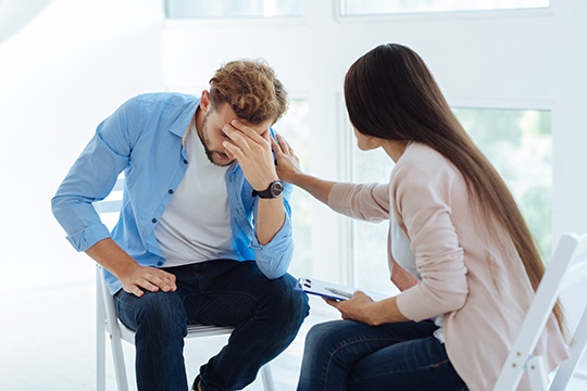 Participarea la ședințele de psihoterapie online pentru îmbunătățirea bunăstării emoționale și mentale